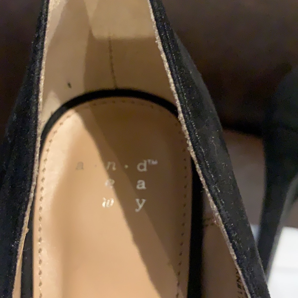 Velvet Pump - Picture 3 of 5